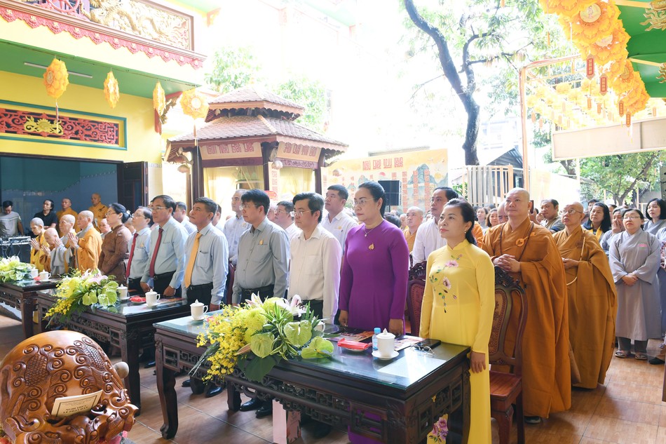 Lãnh đạo chính quyền Q.6 cử hành nghi thức chào Quốc kỳ, Đạo kỳ Lãnh đạo chính quyền Q.6 cử hành nghi thức chào Quốc kỳ, Đạo kỳ