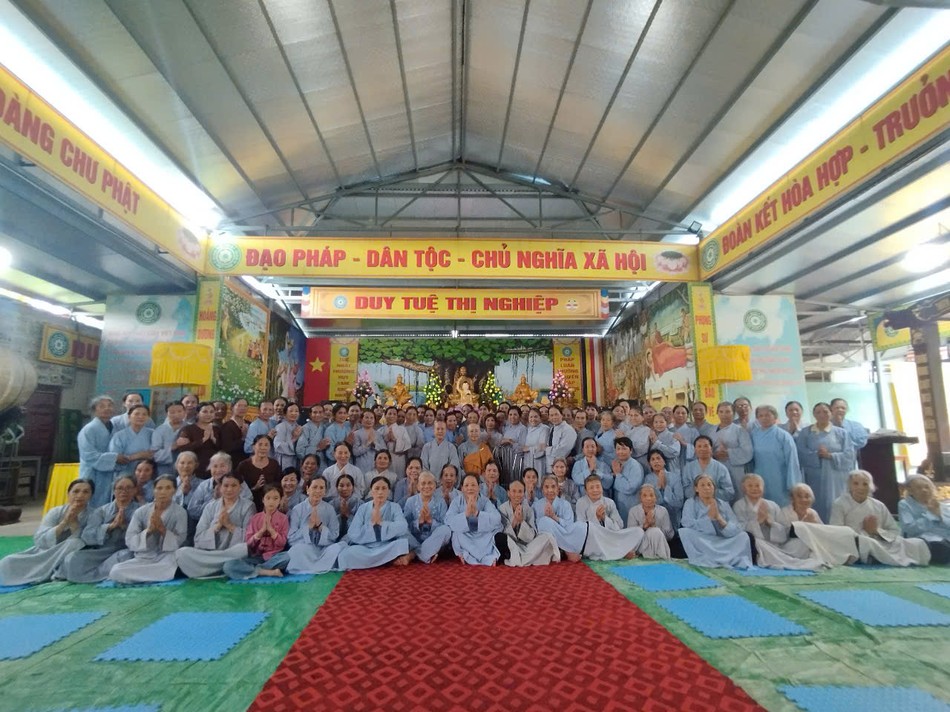 Mỗi ngôi chùa giờ đây không chỉ là nơi thờ tự mà còn là trung tâm sinh hoạt Phật pháp, nơi các Phật tử tham gia khóa tu Bát quan trai cùng nhau tụng kinh, niệm Phật, nghe pháp và thực hành thiền định Mỗi ngôi chùa giờ đây không chỉ là nơi thờ tự mà còn là trung tâm sinh hoạt Phật pháp, nơi các Phật tử tham gia khóa tu Bát quan trai cùng nhau tụng kinh, niệm Phật, nghe pháp và thực hành thiền định