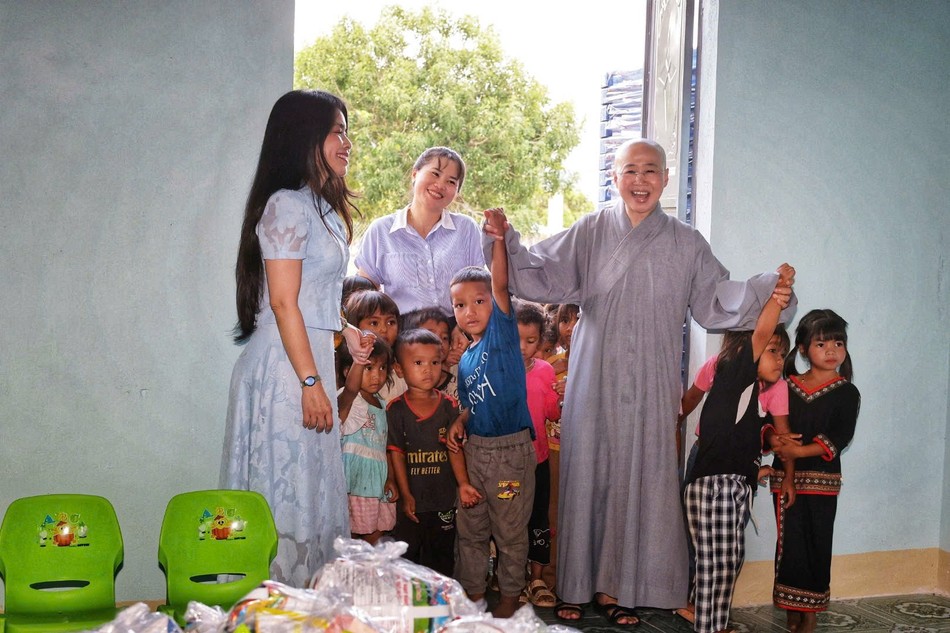 Cô giáo và các em mầm non đón nhận lớp học mới. Từ nay các em không còn học tại nhà văn hóa nữa, thay vào đó là được học ở lớp học này với đầy đủ tiện nghi Cô giáo và các em mầm non đón nhận lớp học mới. Từ nay các em không còn học tại nhà văn hóa nữa, thay vào đó là được học ở lớp học này với đầy đủ tiện nghi