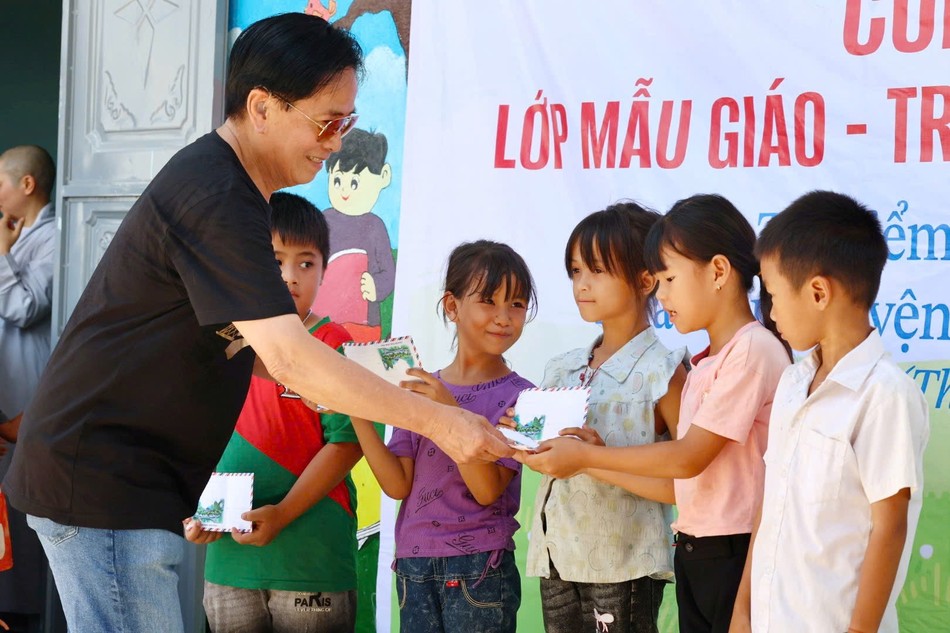 Các em học sinh làng Đút hạnh phúc khi đón nhận những suất học bổng tiếp sức đến trường từ gia đình chị Phật tử Hạnh Hiếu Các em học sinh làng Đút hạnh phúc khi đón nhận những suất học bổng tiếp sức đến trường từ gia đình chị Phật tử Hạnh Hiếu