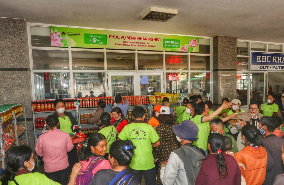 Không khí rộn ràng và xúc động lan tỏa tại siêu thị 0 đồng phục vụ cho bệnh nhân tỉnh Gia Lai Không khí rộn ràng và xúc động lan tỏa tại siêu thị 0 đồng phục vụ cho bệnh nhân tỉnh Gia Lai