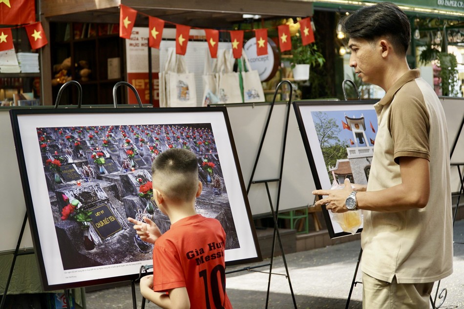 Nhiều trẻ em dừng chân thật lâu trước bức ảnh có dòng chữ "Liệt sỹ chưa biết tên" Nhiều trẻ em dừng chân thật lâu trước bức ảnh có dòng chữ "Liệt sỹ chưa biết tên"