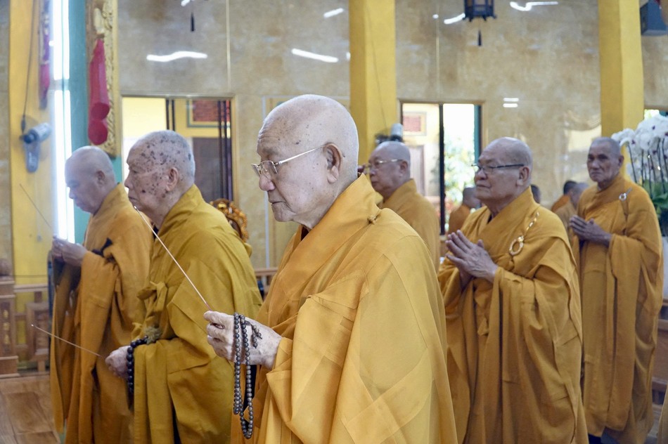 Trưởng lão Hòa thượng Thích Minh Thông và chư tôn đức khai kinh bạch Phật Trưởng lão Hòa thượng Thích Minh Thông và chư tôn đức khai kinh bạch Phật