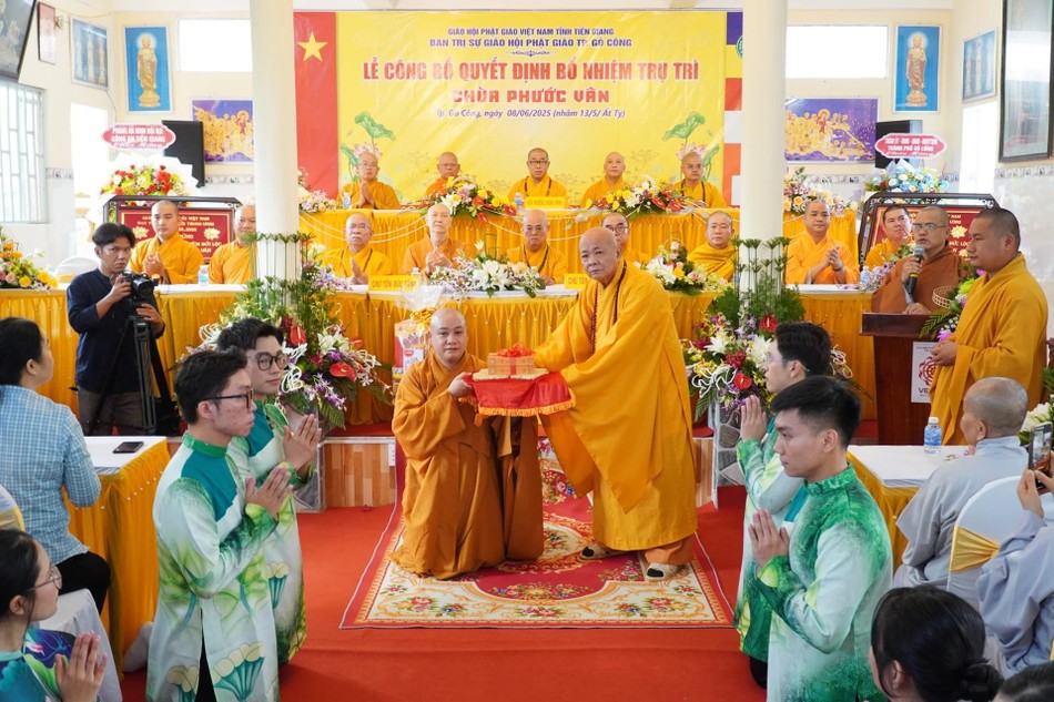 Hòa thượng Thích Quảng Thới, tiền nhiệm trụ trì chùa Phước Vân, trao pháp bảo đến Đại đức tân trụ trì Hòa thượng Thích Quảng Thới, tiền nhiệm trụ trì chùa Phước Vân, trao pháp bảo đến Đại đức tân trụ trì