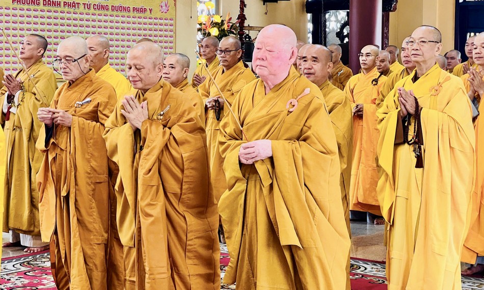 Chư tôn đức niêm hương bạch Phật