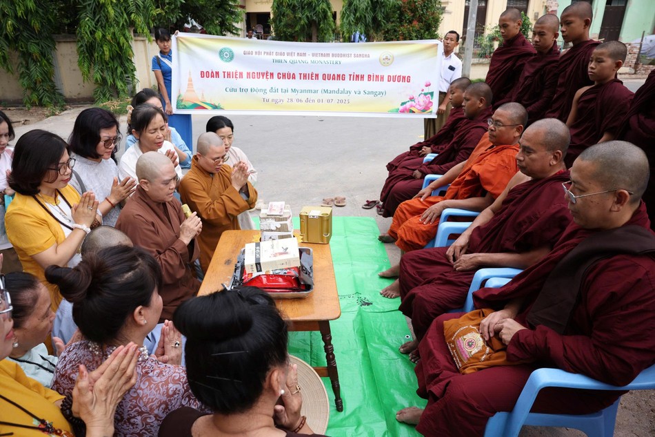 Ni sư Thích nữ Hương Nhũ tác bạch cúng dường tịnh tài đến các tự viện chịu nhiều ảnh hưởng do động đất tại Myanmar