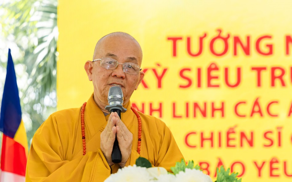 Hòa thượng Thích Minh Thiện ban đạo từ Hòa thượng Thích Minh Thiện ban đạo từ