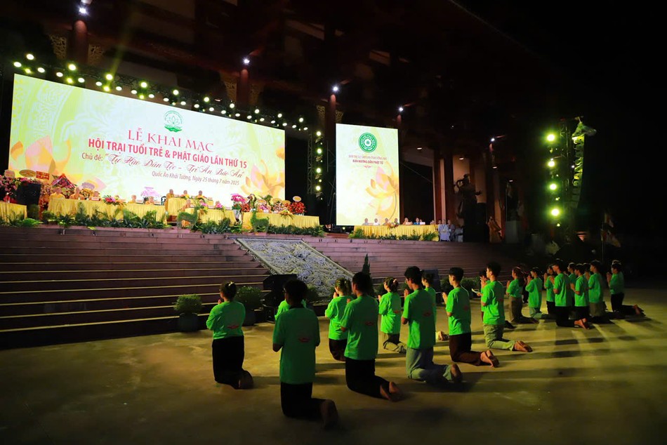 Đại diện 3.000 trại sinh dâng lời cảm tưởng Đại diện 3.000 trại sinh dâng lời cảm tưởng