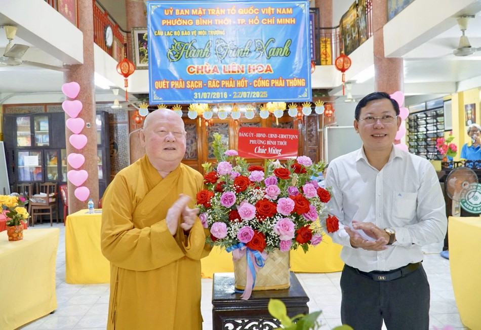 Hòa thượng Thích Duy Trấn, Chủ nhiệm Câu lạc bộ Hành Trình Xanh đón nhận lẵng hoa chúc mừng từ đại diện Thường trực Đảng ủy P.Bình Thới, TP.HCM Hòa thượng Thích Duy Trấn, Chủ nhiệm Câu lạc bộ Hành Trình Xanh đón nhận lẵng hoa chúc mừng từ đại diện Thường trực Đảng ủy P.Bình Thới, TP.HCM