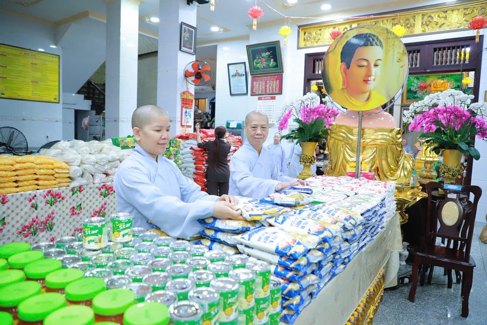 Ni trưởng Thích nữ Như Hiền, trụ trì chùa Bồ Đề Lan Nhã (P.Bình Tiên) trao yêu thương mùa Vu lan