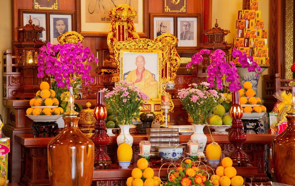 Chư tôn đức trong Ban phiên dịch Trung tâm Dịch thuật Hán Nôm Huệ Quang dâng cúng bộ kinh Bản Duyên lên Giác linh Trưởng lão Hòa thượng Thích Minh Cảnh, người sáng lập, dày công tâm huyết cho sự phát triển trung tâm