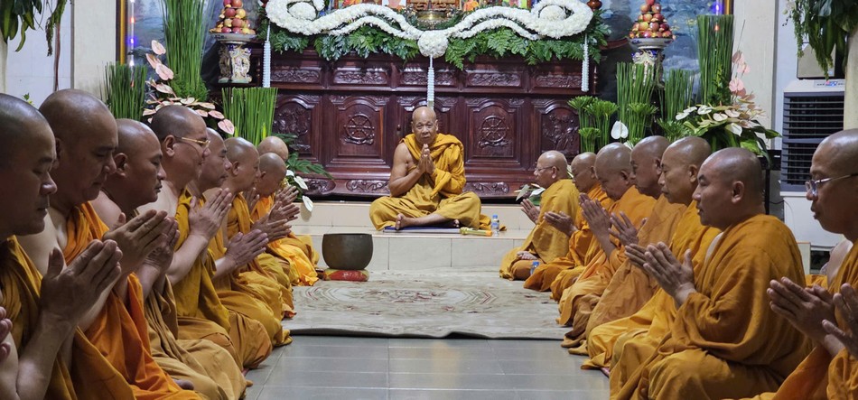 Chư Tăng Giáo đoàn 5 làm Lễ tự tứ, dưới sự chứng minh của Hòa thượng Giác Tùng, Thành viên Hội đồng Chứng minh, Tăng trưởng Giáo đoàn V