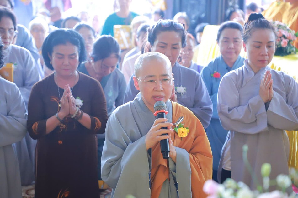 Ni sư Thích nữ Huệ Dâng, trụ trì chùa Long Phước đã dâng lời khánh tuế chư tôn đức