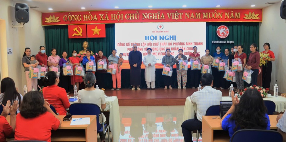 Ban Tổ chức trao 40 suất quà đến người dân trong dịp này - Ảnh: BTC