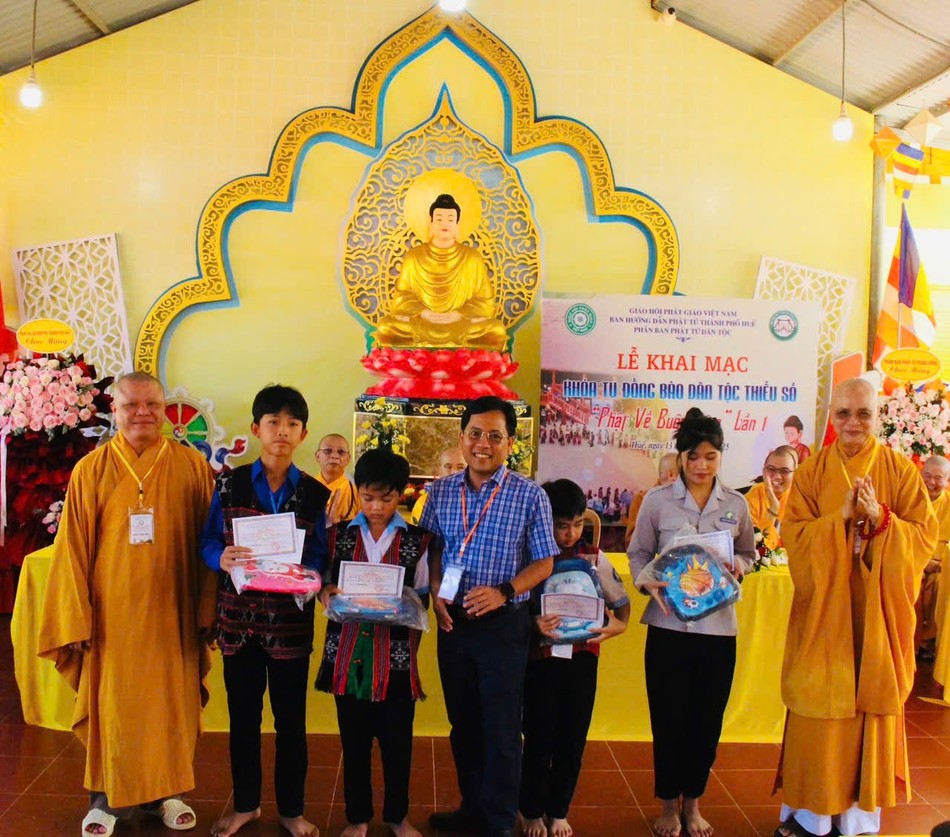 Những phần quà tiếp sức ý nghĩa cho học sinh hiếu học, vượt khó Những phần quà tiếp sức ý nghĩa cho học sinh hiếu học, vượt khó