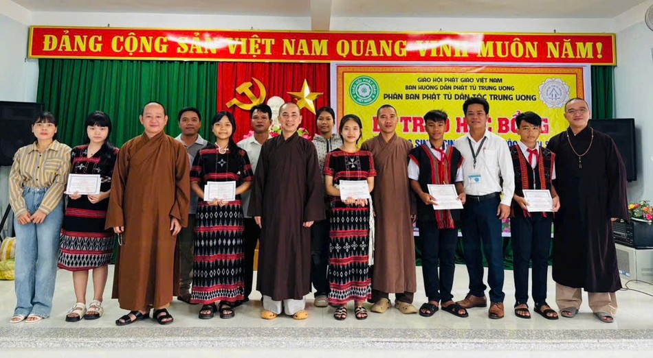 Học bổng được trao tặng trên tinh thần Phật giáo đồng hành, gắn bó với đồng bào dân tộc Học bổng được trao tặng trên tinh thần Phật giáo đồng hành, gắn bó với đồng bào dân tộc