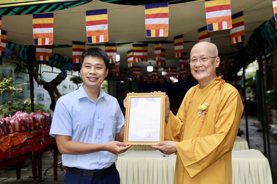 Chủ tịch Ủy ban MTTQVN P.An Đông trao thư cảm ơn đến Ban Tổ chức Chủ tịch Ủy ban MTTQVN P.An Đông trao thư cảm ơn đến Ban Tổ chức