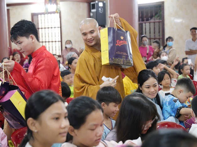 Quà Tết Trung thu được chư tôn đức trao tận tay các em Quà Tết Trung thu được chư tôn đức trao tận tay các em