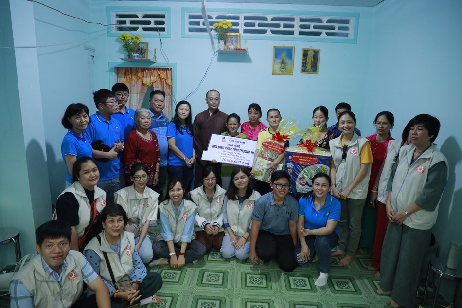 Đại đức Thích Nguyên Bình, phó trụ trì chùa Diệu Pháp cùng nhà tài trợ trao tặng nhà Diệu Pháp tình thương số 18 đến hộ gia đình ông Nguyễn Thành Nô