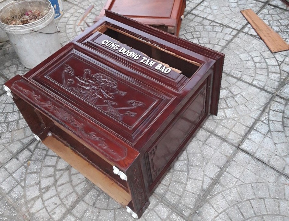 Hòm công đức của chùa Đông Quang bị kẻ gian phá nát Hòm công đức của chùa Đông Quang bị kẻ gian phá nát