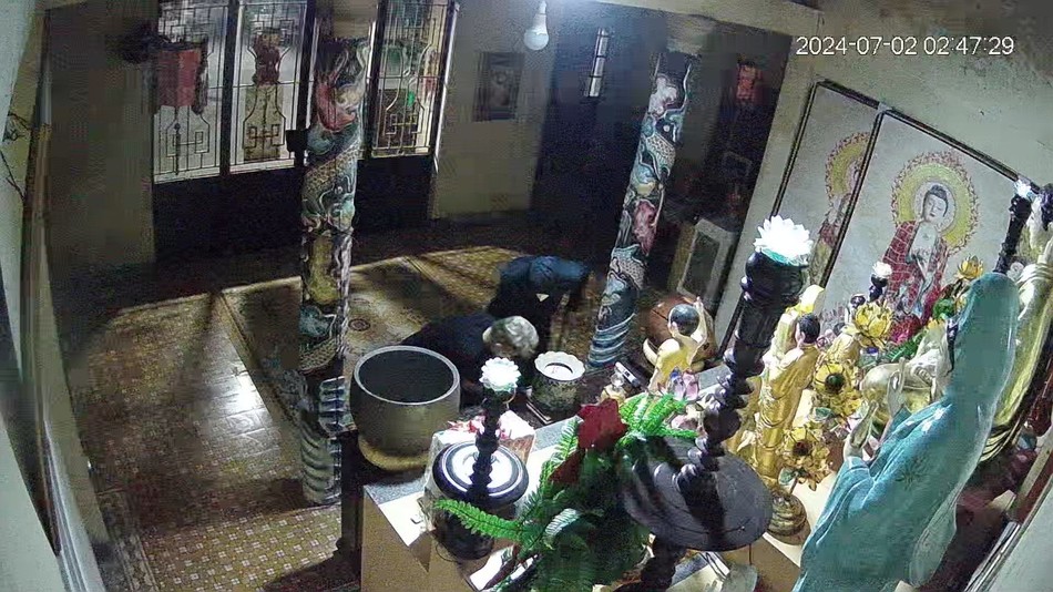 2 kẻ gian đột nhập vào chùa Sơn Châu vào lúc 2 giờ 47 phút ngày 2-7-2024 (Ảnh trích xuất từ camera) 2 kẻ gian đột nhập vào chùa Sơn Châu vào lúc 2 giờ 47 phút ngày 2-7-2024 (Ảnh trích xuất từ camera)