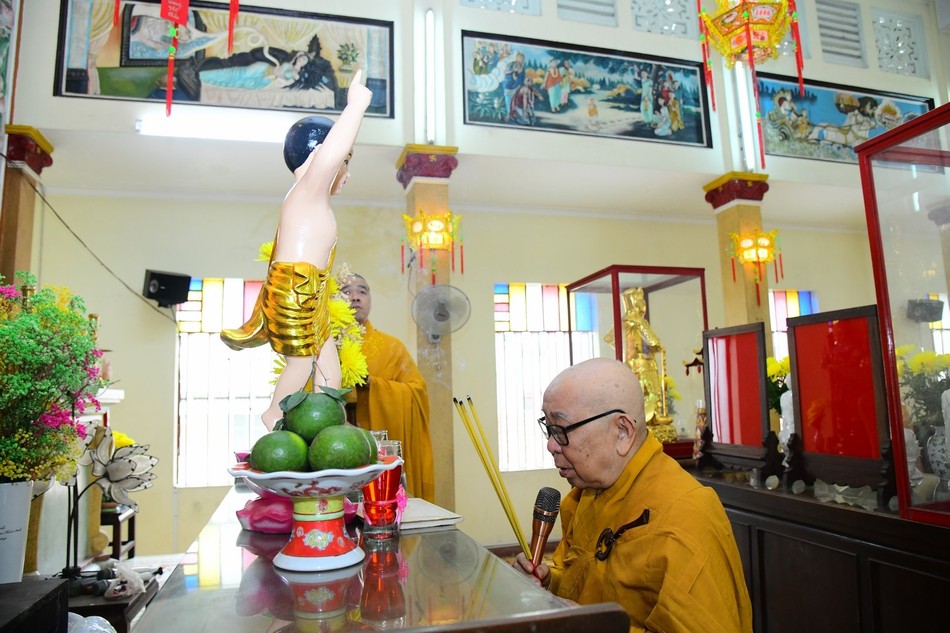 Trưởng lão Hòa thượng Thích Như Tín niêm hương Trưởng lão Hòa thượng Thích Như Tín niêm hương