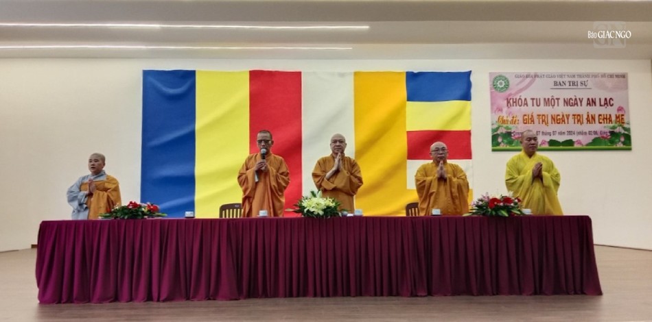 Chư vị giảng sư chia sẻ Phật pháp trong buổi pháp đàm