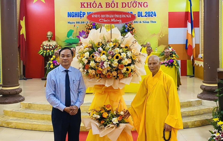 Đại diện Sở Nội vụ - Ban Tôn giáo tỉnh Quảng Ngãi tặng hoa chúc mừng Đại diện Sở Nội vụ - Ban Tôn giáo tỉnh Quảng Ngãi tặng hoa chúc mừng