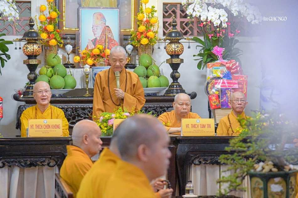 Trưởng lão Hòa thượng Thích Thanh Hùng, Thiền chủ trường hạ tổ đình Phổ Quang (Q.Phú Nhuận) chào mừng đoàn Ban Trị sự GHPGVN TP.HCM đến thăm