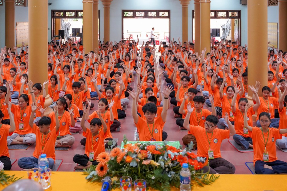 Các bạn trẻ cùng nhau sinh hoạt