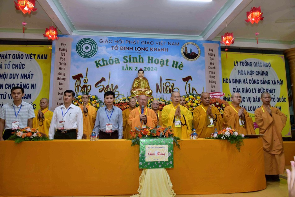 Chư tôn đức, đại diện chính quyền tham dự