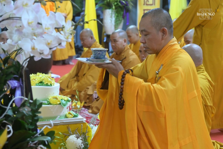 Dâng trà cúng dường bậc thầy khả kính