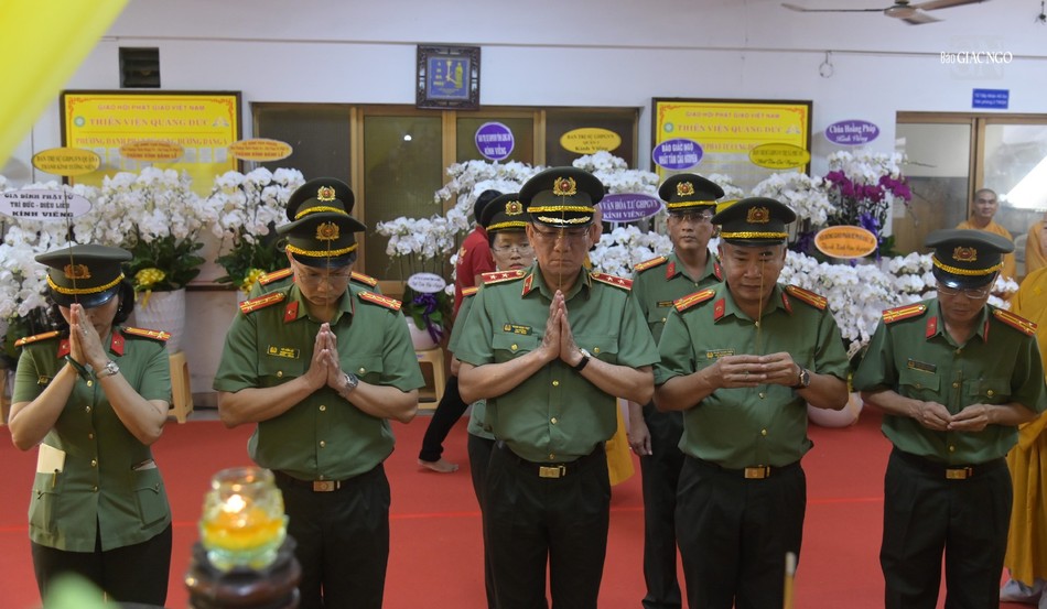 Trung tướng Phạm Ngọc Việt, Bí thư Đảng ủy, Cục trưởng Cục An ninh nội địa Bộ Công an cùng phái đoàn viếng tang