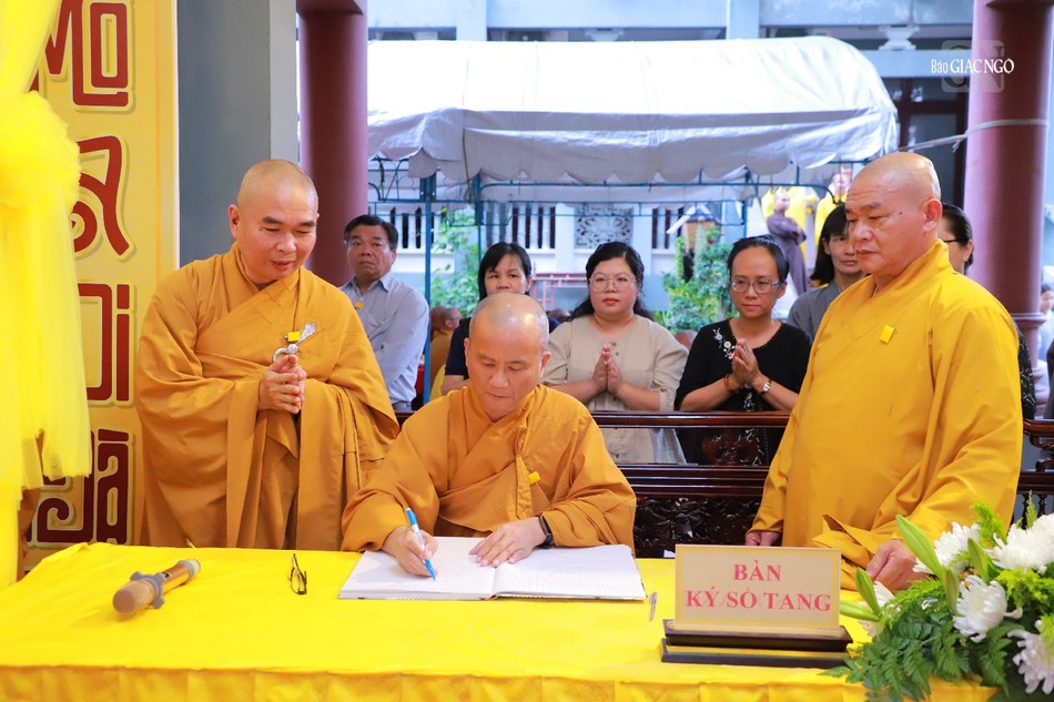 Thượng tọa Thích Chúc Phú ký sổ tang lưu niệm