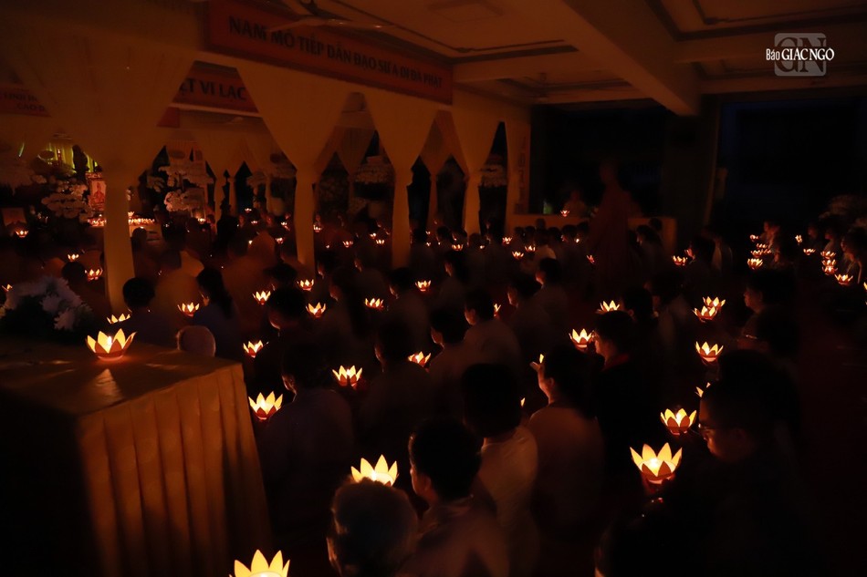 Đêm thắp hoa đăng tưởng niệm Hòa thượng Thích Huệ Trí diễn ra với nhiều nỗi niềm xúc động