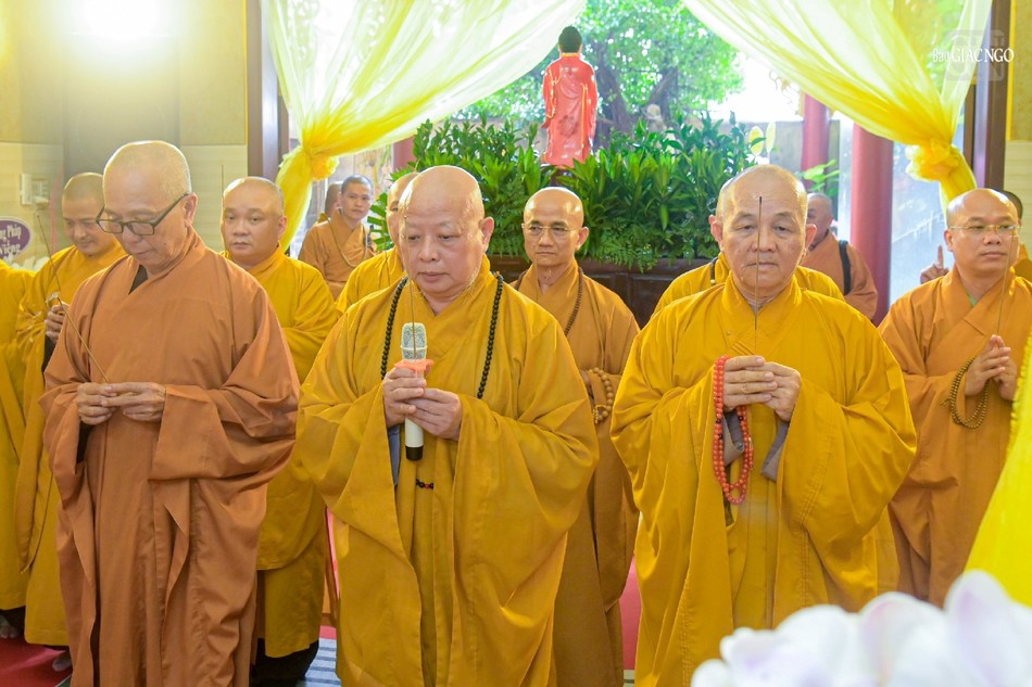 Chư tôn giáo phẩm thắp hương tưởng niệm