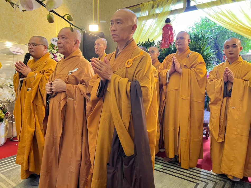 Đoàn Ban Trị sự GHPGVN H.Bình Chánh viếng tang