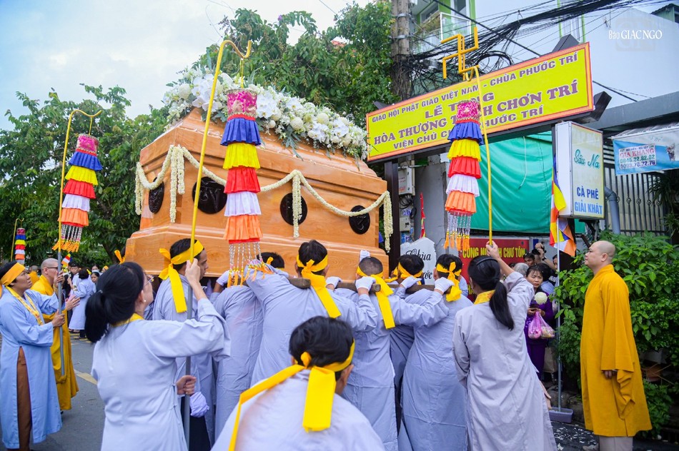 Kim quan Hòa thượng Thích Chơn Trí hướng về chánh điện chùa Phước Trí vọng bái lần sau cuối