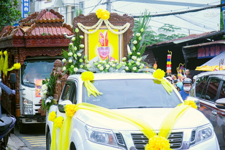 Cung tiễn kim quan Hòa thượng Thích Chơn Trí đến nơi nhập bảo tháp