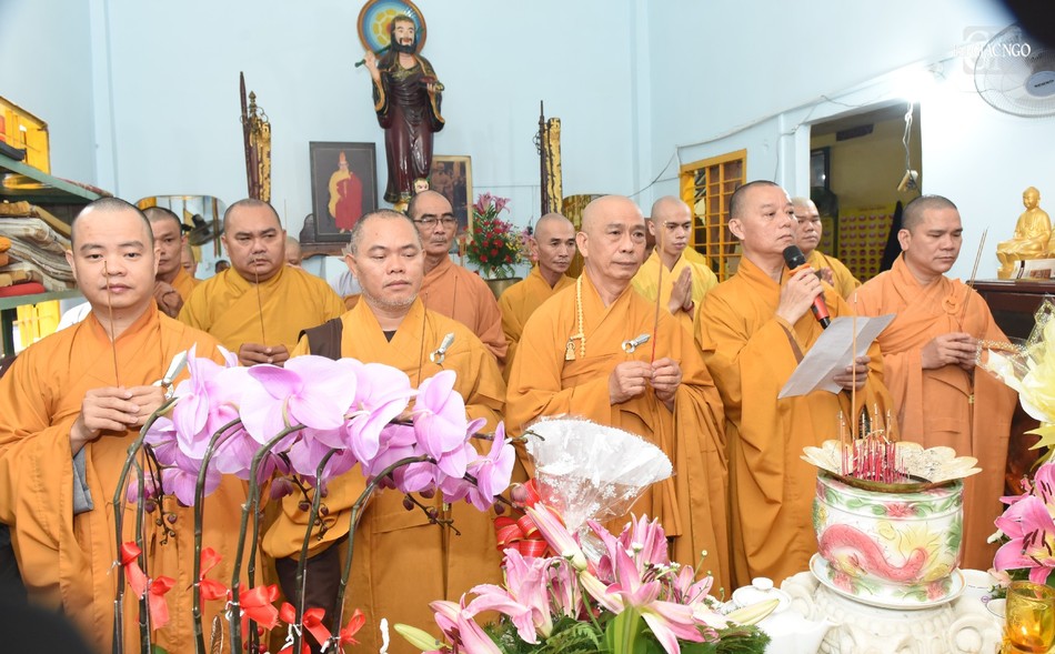 Chư tôn đức thắp hương tưởng niệm