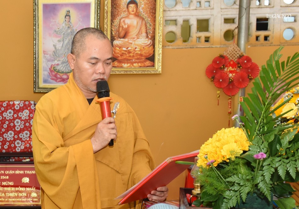 Thượng tọa Thích Quảng Pháp đọc quyết định bổ nhiệm trụ trì chùa Thiên Sơn