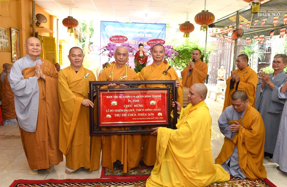Đại đức tân trụ trì chùa Thiên Sơn đón nhận khánh vàng của Ban Trị sự GHPGVN Q.Bình Thạnh trao tặng