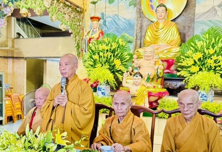 Hòa thượng Thích Huệ Minh ban đạo từ Hòa thượng Thích Huệ Minh ban đạo từ