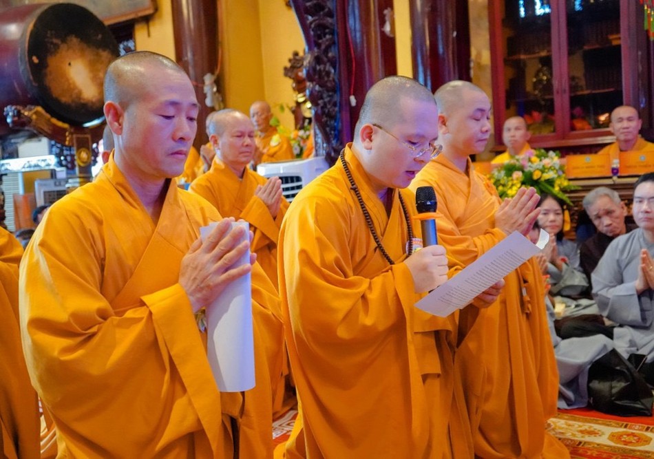 Đại đức Thích Phước Dũng báo cáo kết quả tu học sau ba tháng hạ an cư Đại đức Thích Phước Dũng báo cáo kết quả tu học sau ba tháng hạ an cư