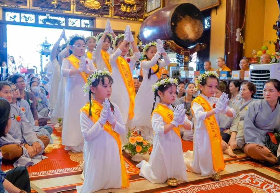 Các em thiếu nhi múa dâng lục cúng Các em thiếu nhi múa dâng lục cúng