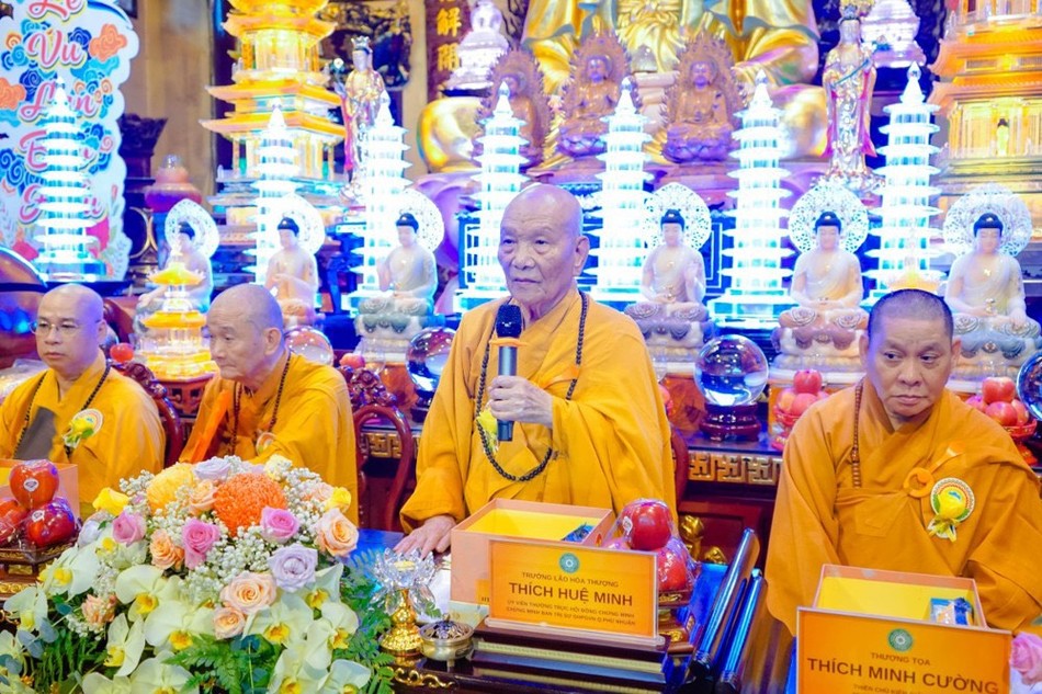 Trưởng lão Hòa thượng Thích Huệ Minh ban đạo từ Trưởng lão Hòa thượng Thích Huệ Minh ban đạo từ