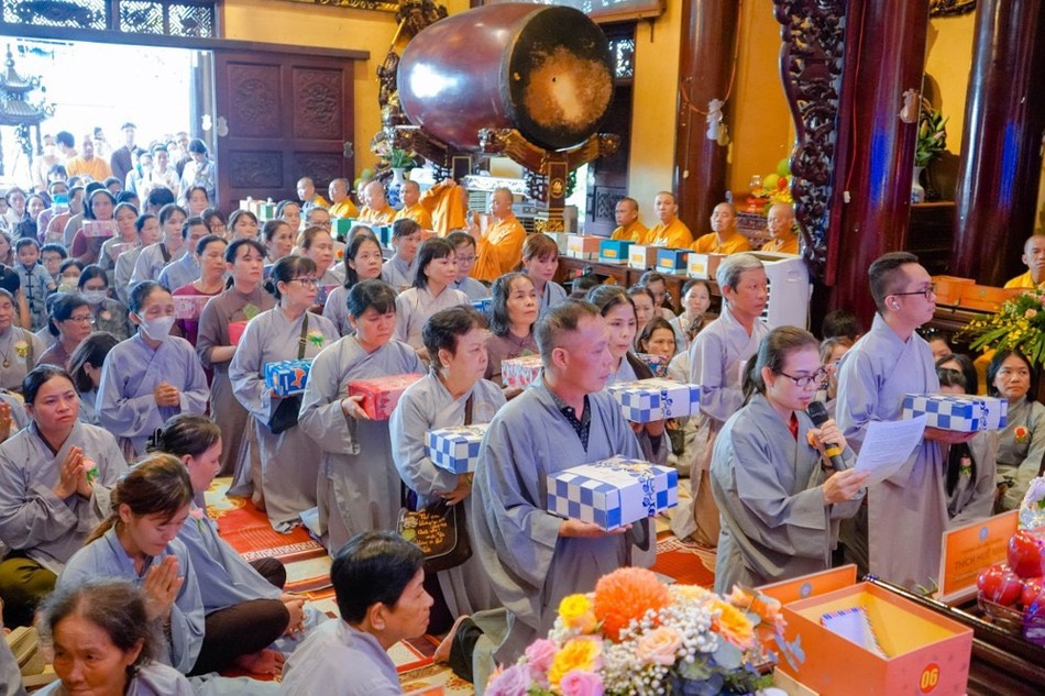 Phật tử Viên Trung tác bạch cúng dường Phật tử Viên Trung tác bạch cúng dường