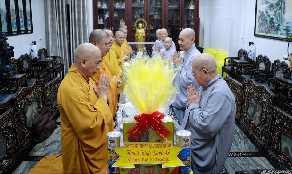 Thăm chúc sức khỏe Ni trưởng Thích nữ Từ Nhẫn Thăm chúc sức khỏe Ni trưởng Thích nữ Từ Nhẫn