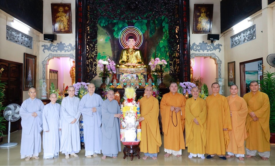 Tặng quà chúc mừng hạ lạp đến Ni trưởng Thích nữ Từ Nhẫn Tặng quà chúc mừng hạ lạp đến Ni trưởng Thích nữ Từ Nhẫn