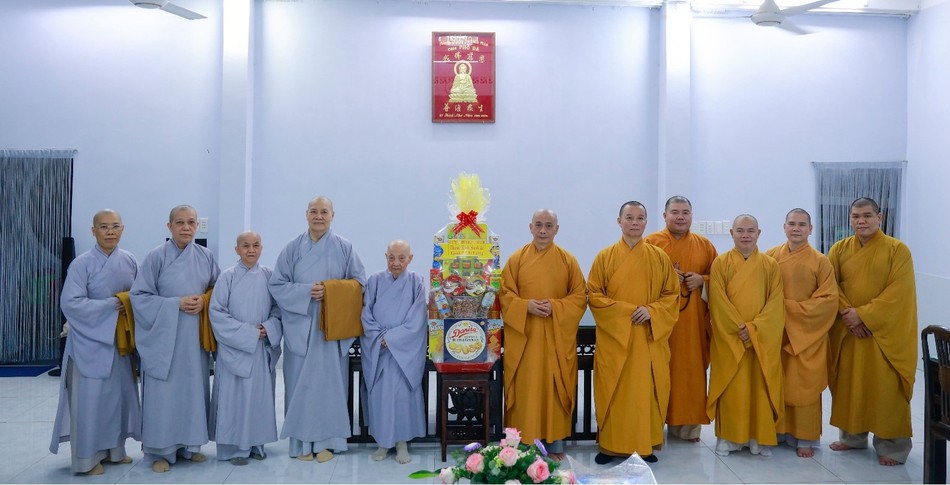 Tặng quà chúc khánh tuế đến Ni trưởng Thích nữ Tịnh Thường Tặng quà chúc khánh tuế đến Ni trưởng Thích nữ Tịnh Thường
